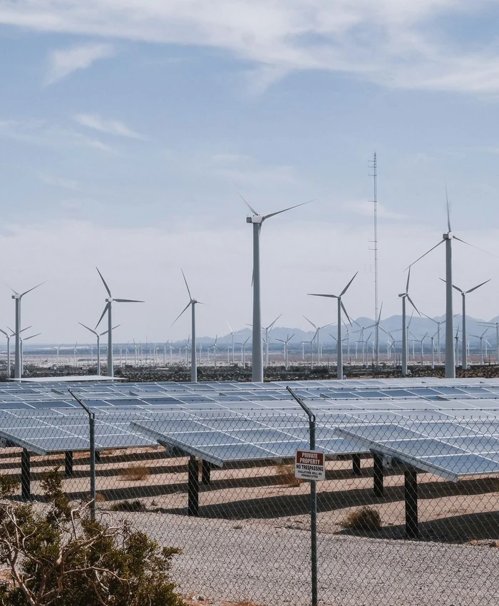 Pembangkit hibrida berupa panel surya dan turbin angin - foto stok ilustratif, bukan proyek atau dukungan Greenova Energi